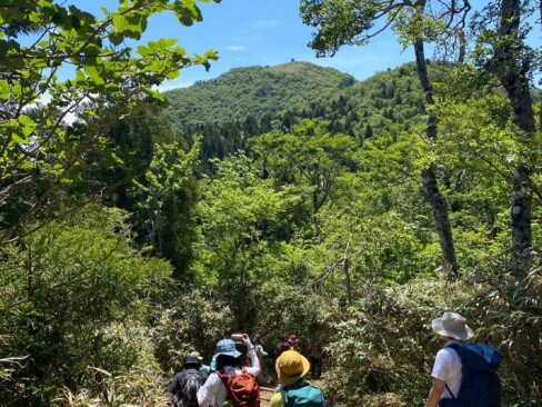 山頂の避難小屋が、小さく見えてきました。