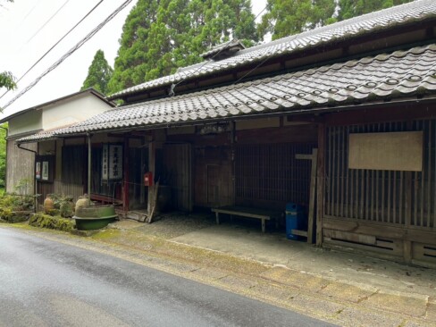 京見峠にある茶家(跡)。京見峠は、古くは関所も置かれた要所。