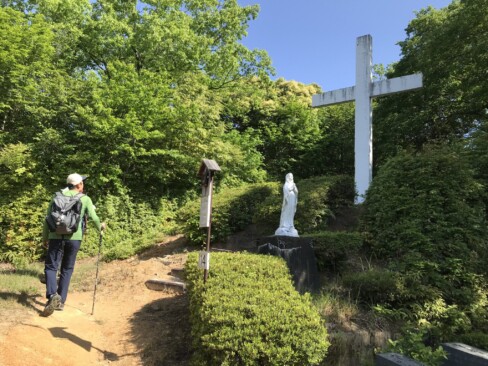 十字架山。お墓のそばを通らせていただきます。