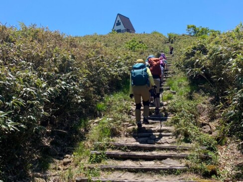山頂の避難小屋が、ぐんぐん近づいてきました。