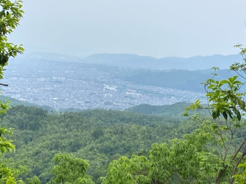嵯峨・嵐山・小塩山方面。ちょっとかすんでいますね。