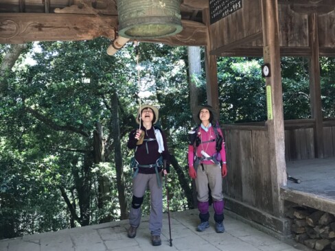 愛宕神社の山門にある大きな釣鐘。