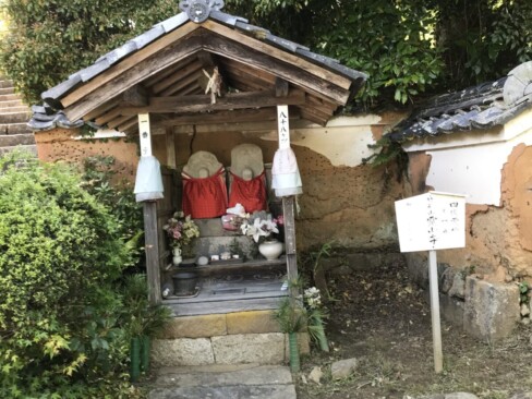 1番のお地蔵さまは、屋根付きのお堂におられました。