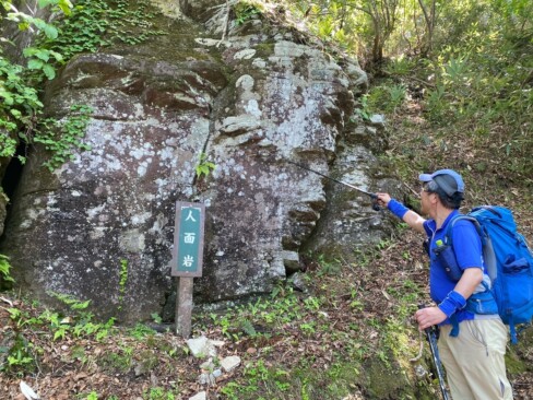 「人面岩」ですね。人の横顔なのでしょうか。