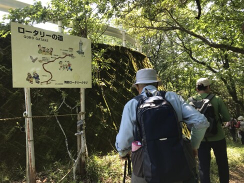 車道のそばまで登ってきました。山頂は、もう少しです。