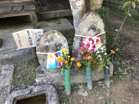 本堂まで下りてくると、88番のお地蔵様が迎えてくれました。