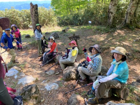 神大ヒュッテ前で休憩中。エネルギーと水分を補給します。