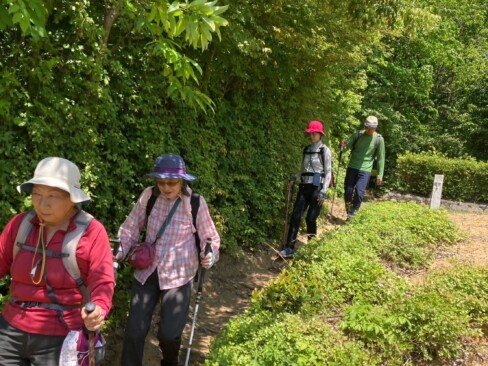 十字架山まで下りてきました。