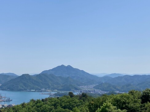 青葉山の2つのピークがはっきりと見えています。