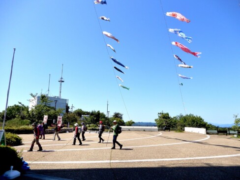 あずま屋のほうへ向かいます。