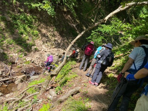 渡渉もあります。階段も気を付けて。