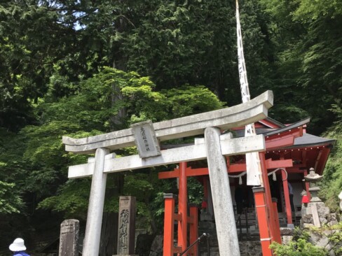 たくさんの車が上がって行くなあと思っていたら、この日はお祭りだったそうです。