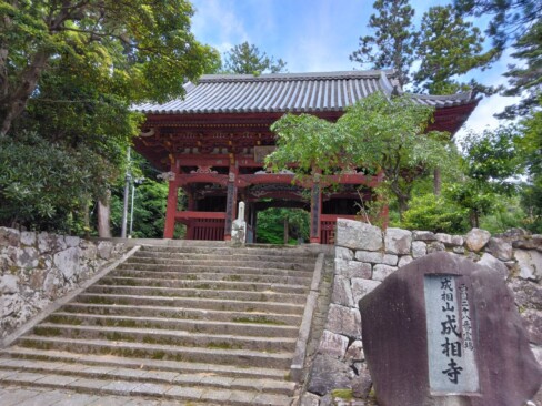 風格ただよう山門です。