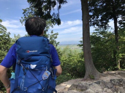 天主跡から西の湖方面を眺める会長。