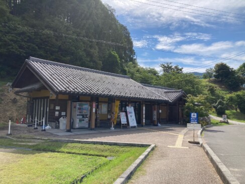 案内所の前に広い駐車場があります。