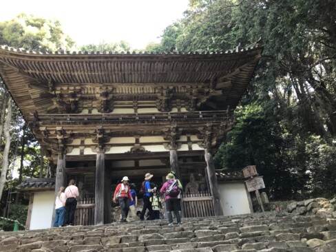 二王門まで下りてきました。こちらもひたすら石段です。