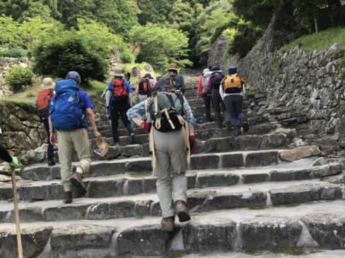 石垣に囲まれた石段の大手道を登ります。