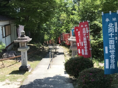 猪子山山頂の奥に岩屋があり、その中に石造の観音様(北向観音)がまつられています。