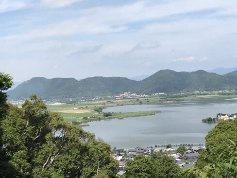 西の湖の向こうに八幡山。麓にラ・コリーナ。