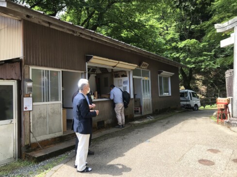 毎年6月1日はお祭りだそうで、地域の方が社務所を開けておられました。