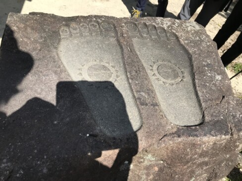 仏足石。築城当時は、単なる石材として石垣に使われていたそうな・・・。