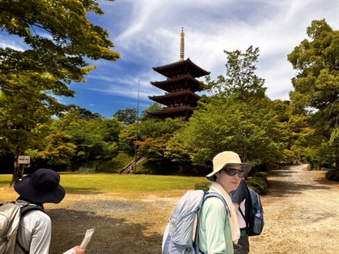 荘厳な五重塔を眺めながら小休憩。