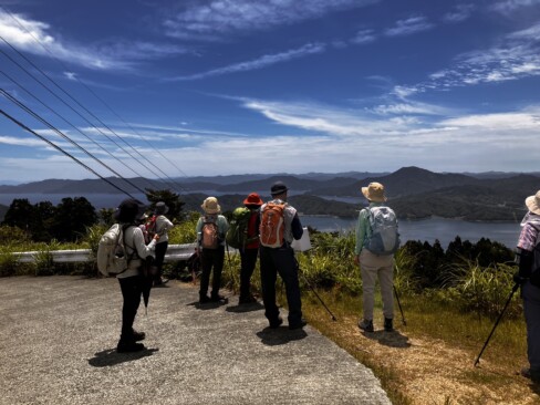 パノラマ展望台の手前のビュースポット。遠く舞鶴方面も見渡せて、メンバーもしばし感嘆の声。
