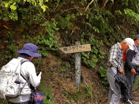 丹後縦貫林道と交差する地点に鼓ヶ岳の登山口があります。