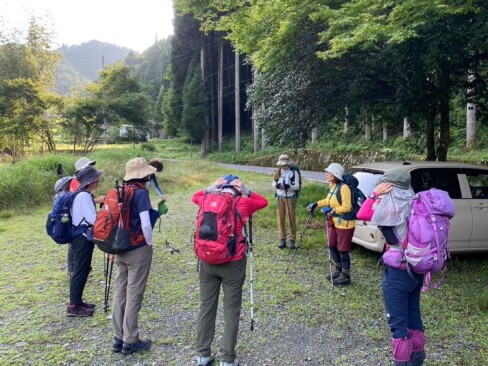 住山集落の駐車場からスタート。今日の行程について説明中。