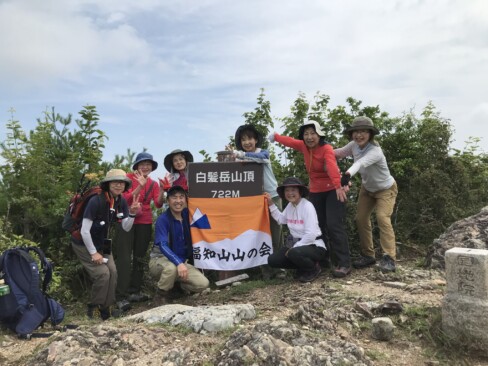 岩場を無事にクリアして白髪岳山頂に到着。(標高722m)