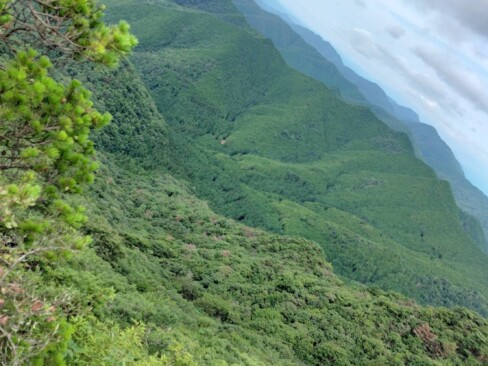岩場を登り切ったら、この眺望です。いいですねーー