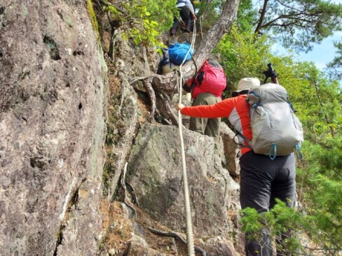 ロープに沿って進みます。