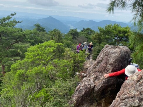 山頂から南に延びる岩尾根からは、周りの山々がきれいに見えます。
