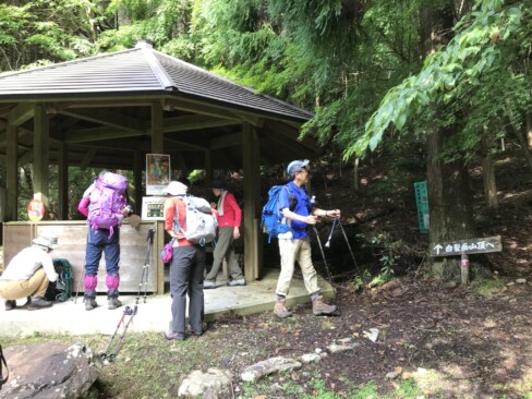 登山口付近のあずま屋。白髪岳、今から行くでーーー!!(会長、心の声)
