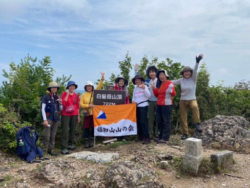 眺望のよい白髪岳山頂。本日の参加者は9人。カメラマンは会長。