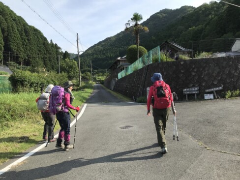 この三叉路から登山口まで1.5kmの林道歩き。ちょっとつらい・・・