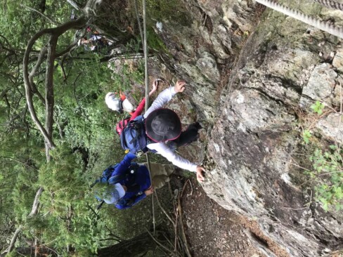山頂手前の岩場に挑戦。