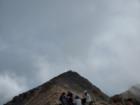 目指す剣ケ峰は岩の上。