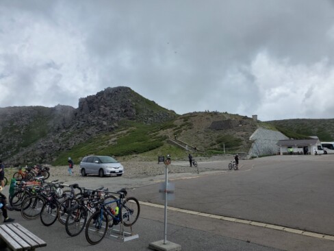 自転車がずらり!!あの坂を上がるのは半端なくしんどそう。