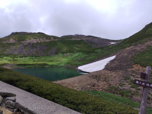 一つ目の池、鶴ヶ池。まだ、雪が残っていますね。