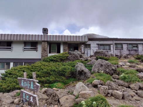 肩ノ小屋到着。ここまでは、整備された歩きやすい道です。 肩の小屋到着。ここまでは、整備された歩きやすい道です。