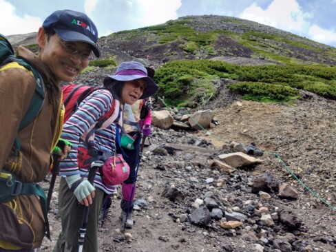 いよいよ本格的な登山道に入ります。
