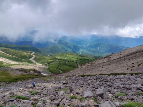 ゴロゴロした岩、そして眼下に雄大な景色。