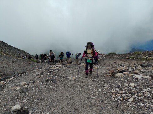 ガスってきましたが、一歩一歩落ち着いて歩きます。