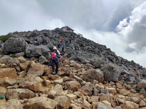 山頂の祠が近くなってきました。もう一息!!