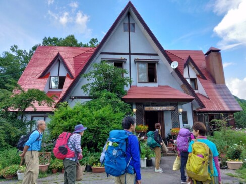 三角の赤い屋根がかわいい「オレンジペコ」さん。