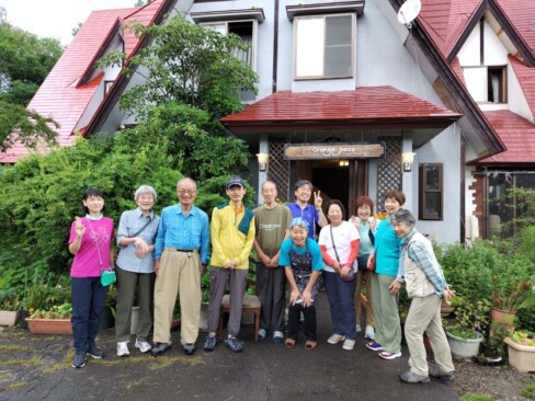 お世話になったペンションのオーナーさんと一緒に記念撮影。