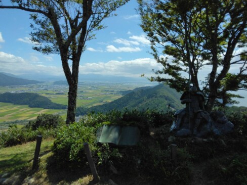 山頂にある武将像