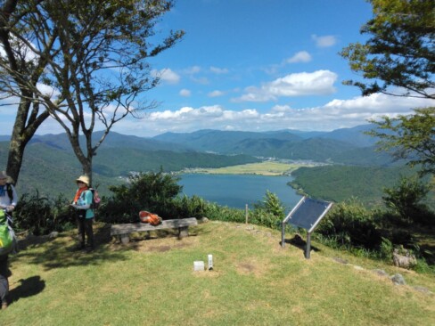 山頂から余呉湖を望む