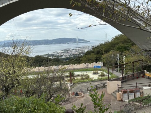旗振山手前の広場から、明石海峡大橋と淡路島が見えます。ナイスビュー(^_^)v